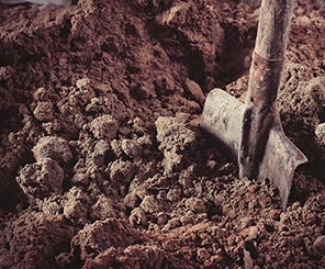 Grond met of zonder stenen